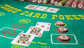 Pengguna meninjau penawaran dari ponsel