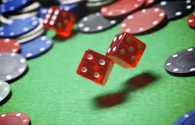 Pengguna memeriksa deposit dari ponsel